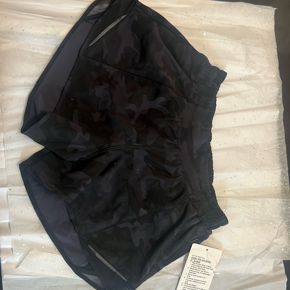 lululemon -  Hotty Hot LR Short 4” lined size 6